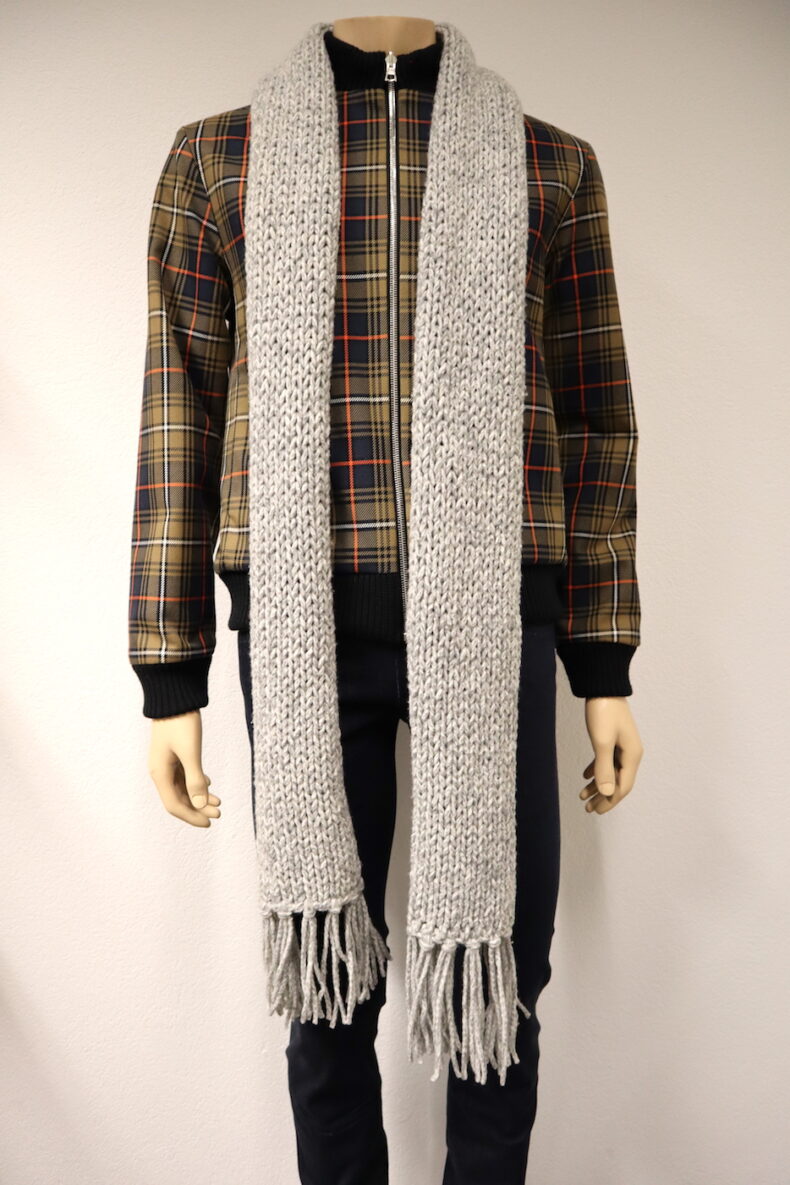 Schal aus Wolle mit Fransen